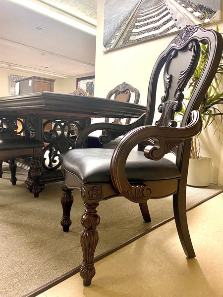 Decorative Design Dining Set with Leather Seating